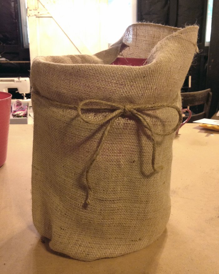 instructions for turning a 5 gallon bucket into a cheap outdoor planter using burlap
