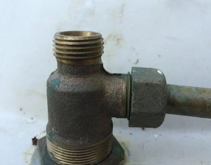 This threaded pipe originally served as an inlet for hot or cold water, we need to cap it to prevent it from becoming an outlet when water enters under the opposite handle. 