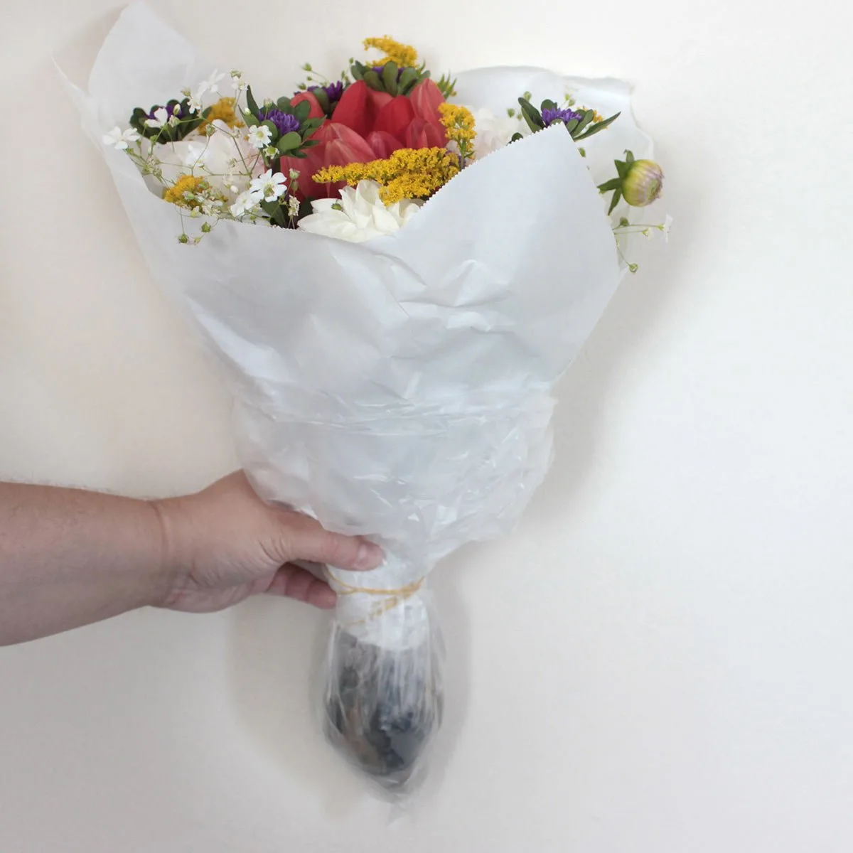 How to package a bouquet of cut flowers that will last for days