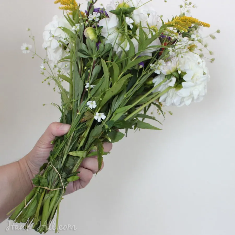 How to package a bouquet of cut flowers that will last for days