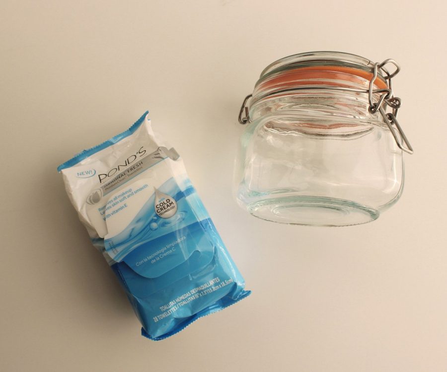 keep wet wipes wet using a hinge top jar