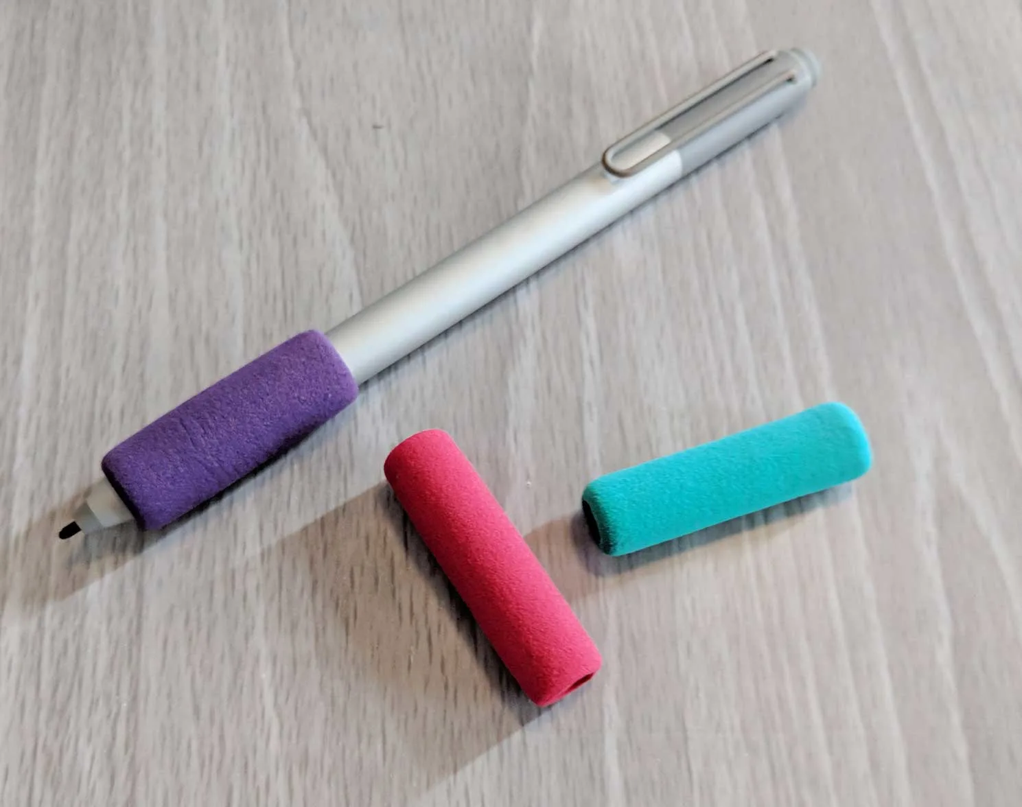 90's style cushy pen grips improve the grip-ability of the pen, making it easier to draw for long periods without fatigue.