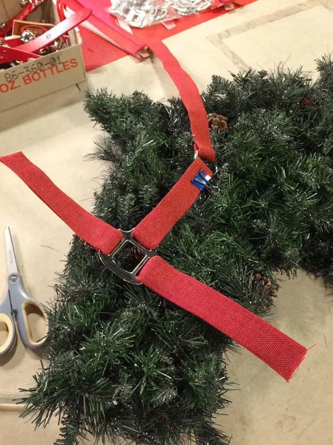 making a custom halter decoration for your horse wreath