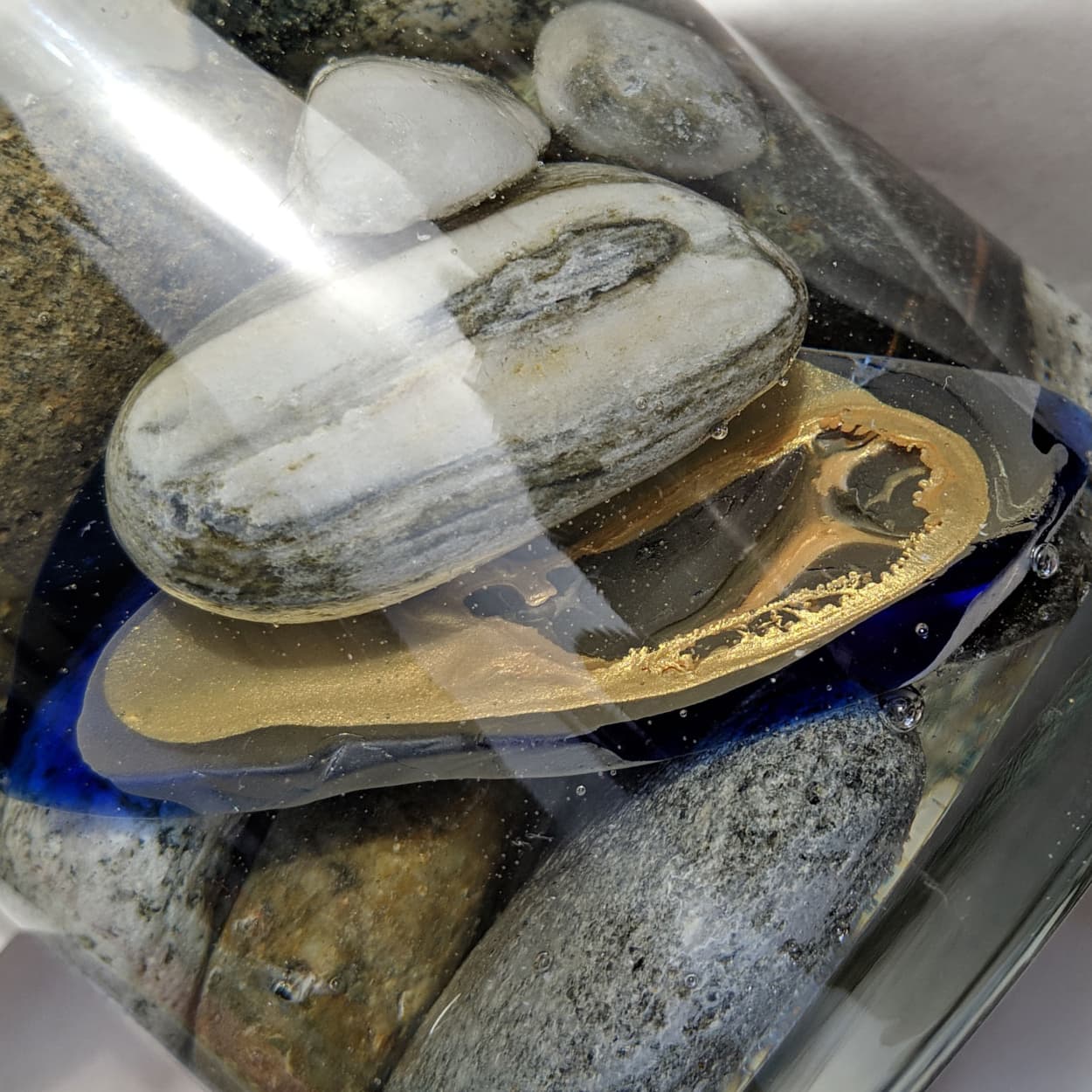 How to make geode likeart using acrylic paint and resin - a new method for jewelry and art