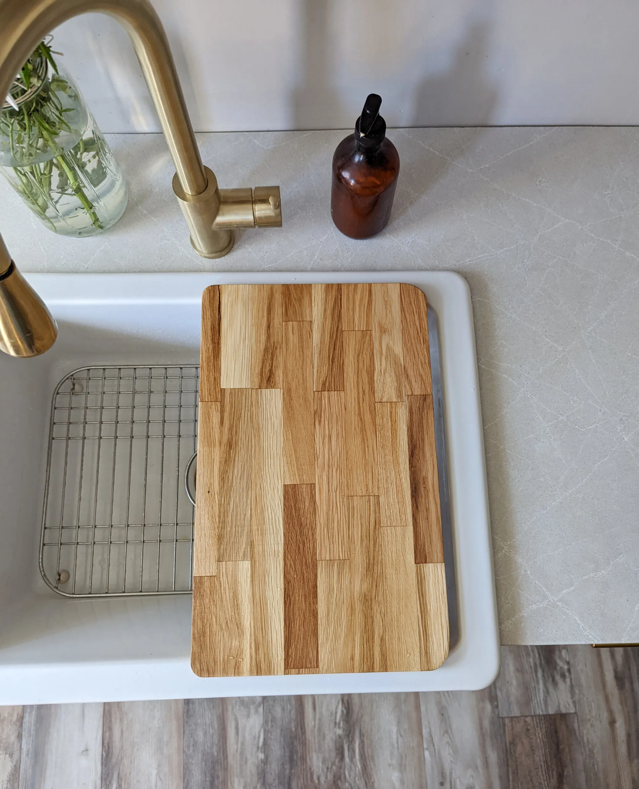 Ikeas NORRSJÖN cutting board, cut down in a hobby woodshop to cover only half of the sink.