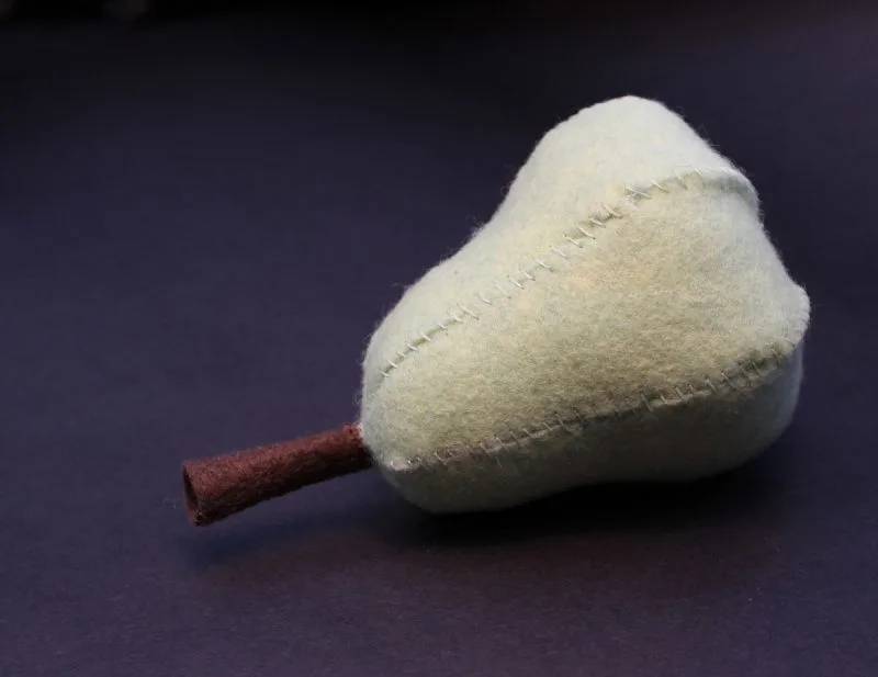  making this pear out of felt is easy
