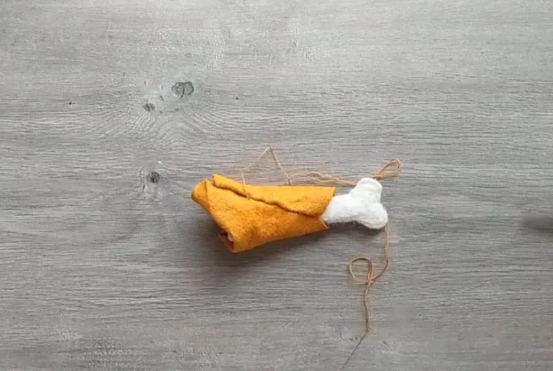 step by step instructions for making a chicken leg from felt
