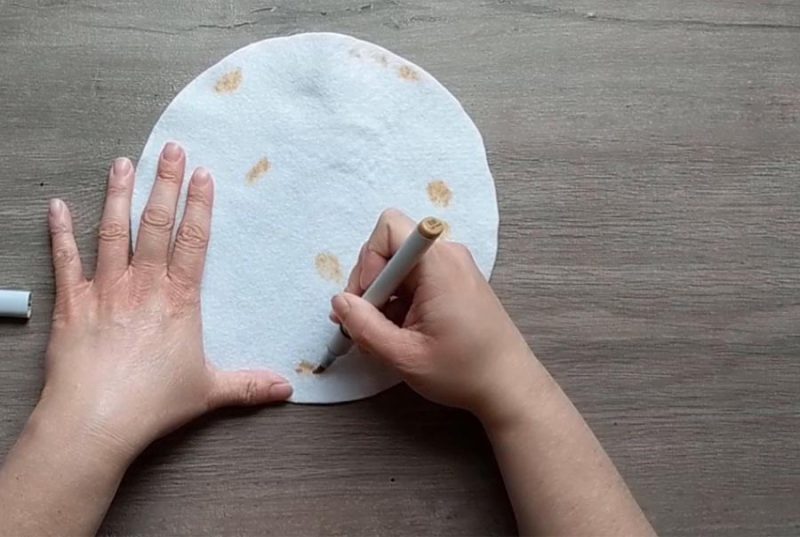 How to make a felt flour tortilla with griddle marks for felt tacos and burritos