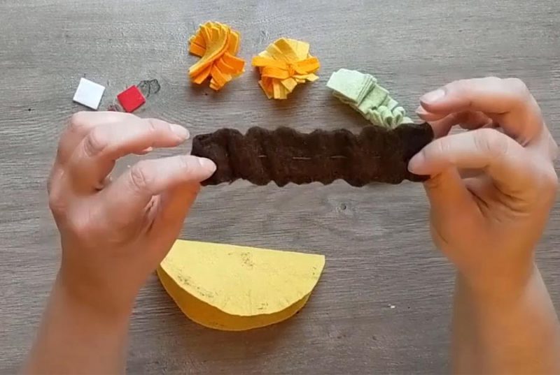 Easy DIY instructions for making taco meat for a felt taco play set